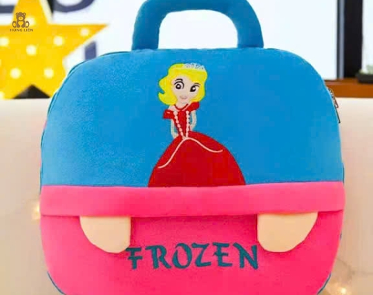 Chăn gối 2 in 1 - hình công chúa tóc vàng