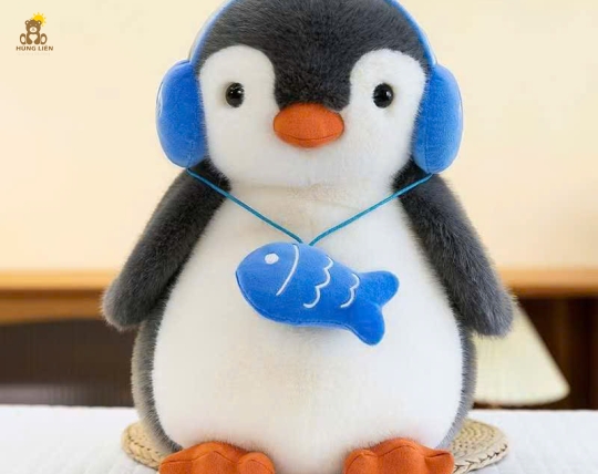 Gấu bông chim cánh cụt đeo tai nghe và dây chuyển cá